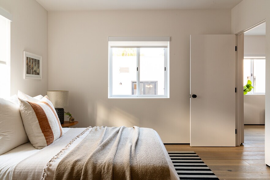 More Photos Of 2016-2022 N Vista del Mar Ave, Los Angeles Apartments For Sale