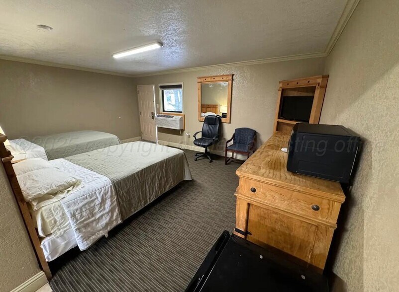 More Photos Of 107 W Kingman Ave, Canadian Hotel For Sale