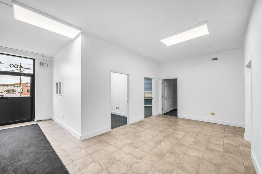 More Photos Of 424 Albany St, Springfield Flex For Sale