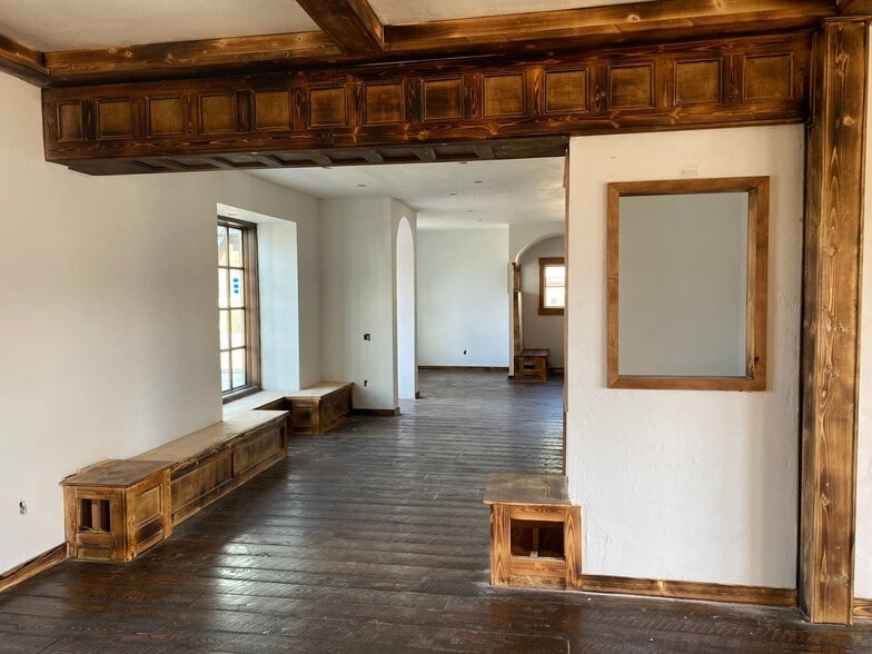 More Photos Of 8005 Churchill Rd, Manhattan General Retail For Lease