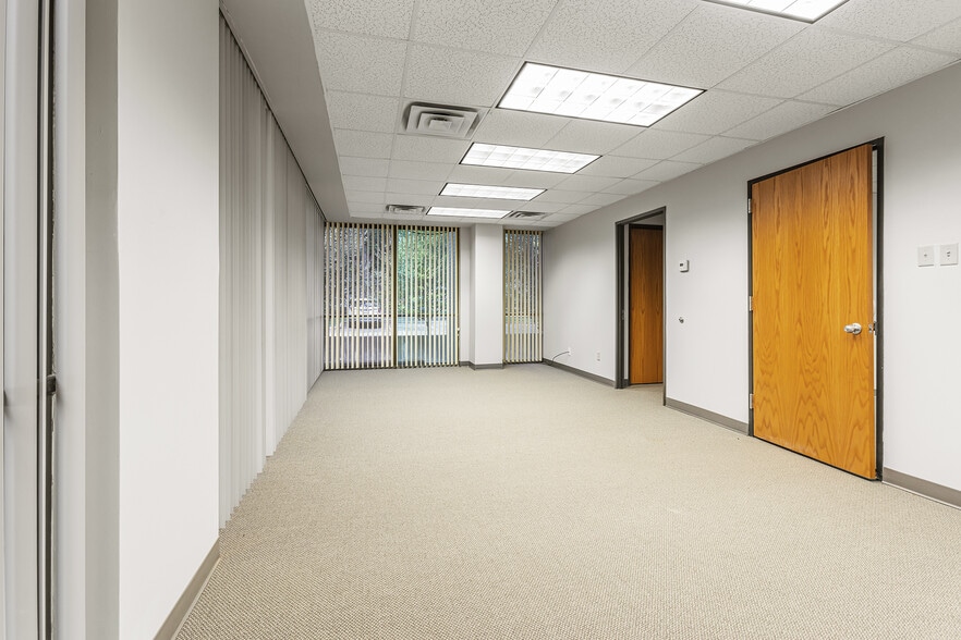 More Photos Of 8330-8350 Meadow Rd, Dallas Office For Sale