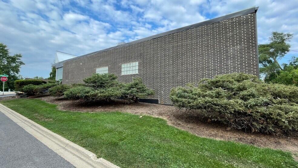 More Photos Of 855 W Northwest Hwy, Palatine Freestanding For Sale