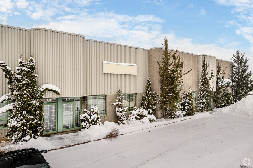 More Photos Of 894-930 Rue Bergar, Laval Warehouse For Lease