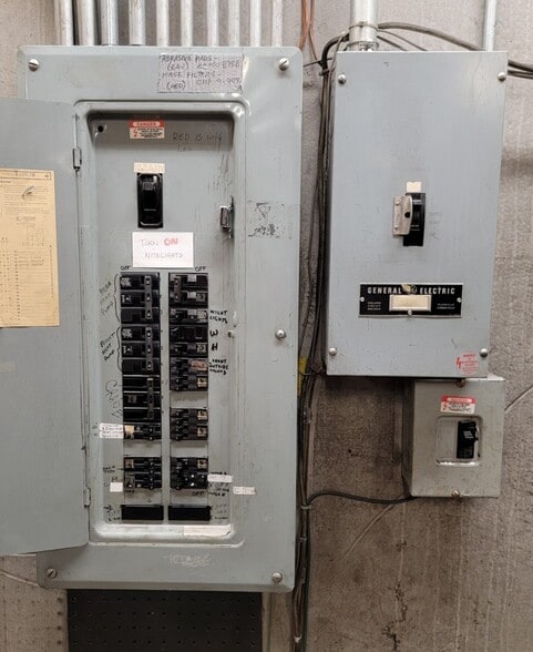 More Photos Of 532 Oregon Way, Longview Auto Repair For Lease