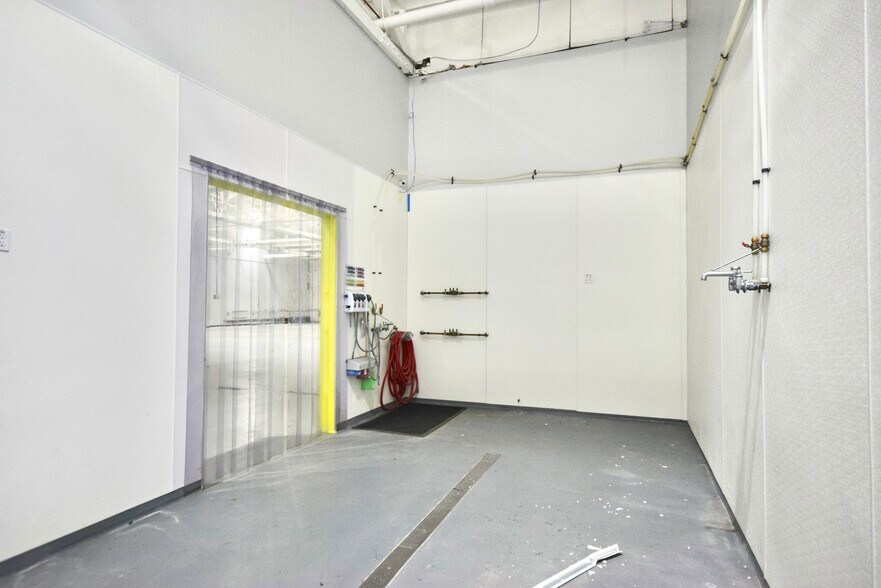 More Photos Of 2200 SE Mailwell Dr, Milwaukie Warehouse For Lease