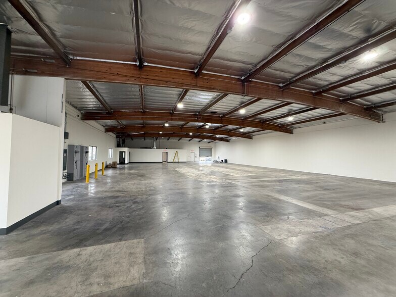 More Photos Of 8945 Quartz Ave, Northridge Warehouse For Lease
