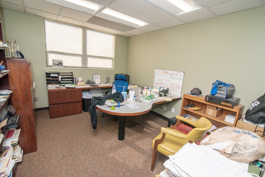 More Photos Of 245 Grandview Ave, Bellevue Light Distribution For Sale