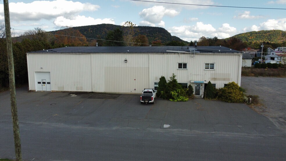 More Photos Of 6 North St, South Deerfield Light Distribution For Sale