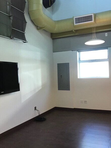 More Photos Of 3501 Ocean View Blvd, Glendale Office For Lease