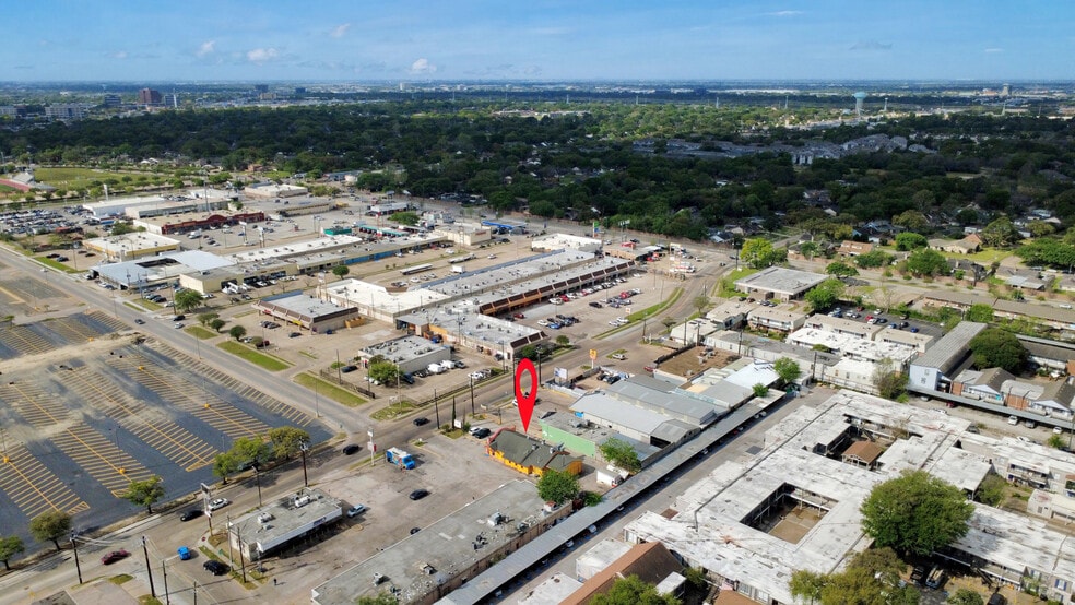 More Photos Of 7626 Clarewood Dr, Houston Restaurant For Sale