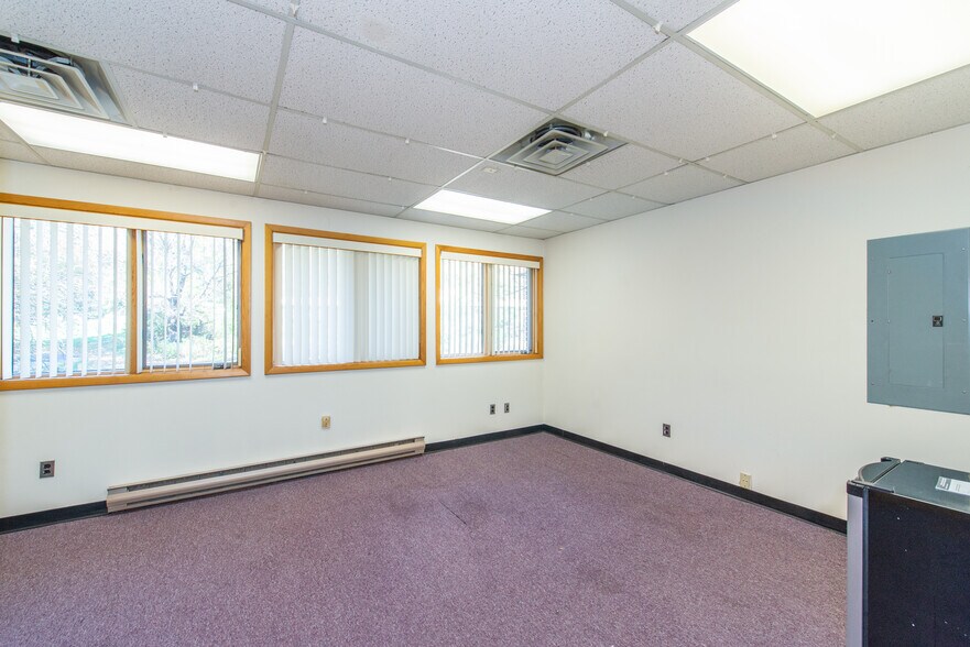 More Photos Of 125 Newton Sparta Rd, Newton Office For Lease