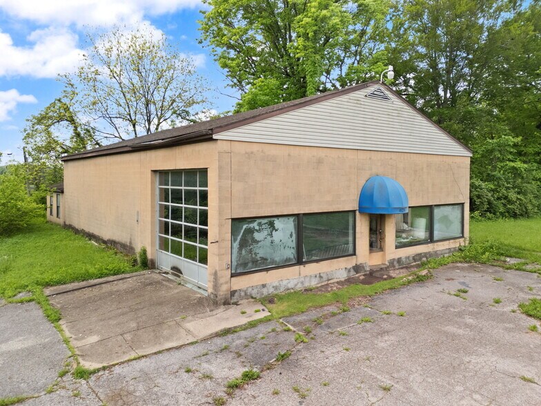 More Photos Of 2000 Utica Pike, Jeffersonville Marina For Sale