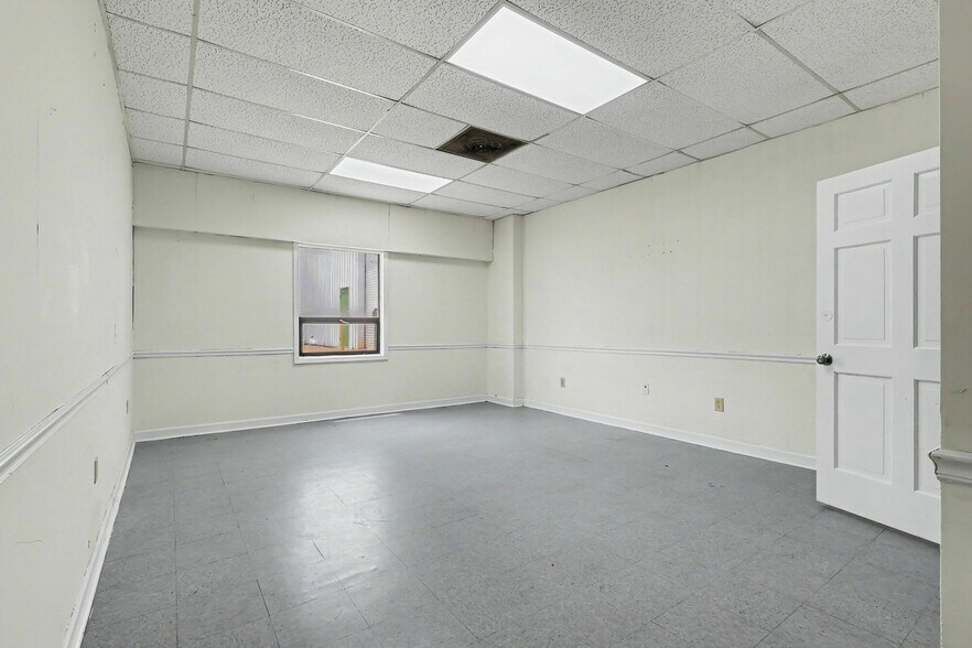 More Photos Of 1445 Cleveland Ave, East Point Showroom For Sale