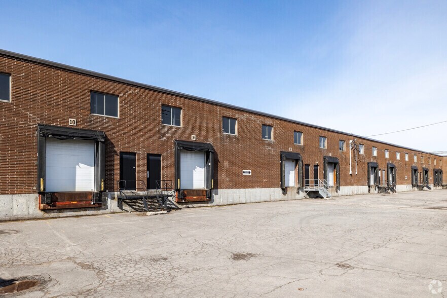More Photos Of 825 Rue Tecumseh, Dollard-des-Ormeaux Warehouse For Lease
