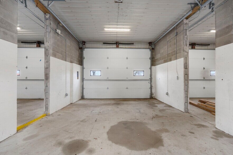 More Photos Of 418 N Old Wilderness Rd, Nixa Flex For Sale