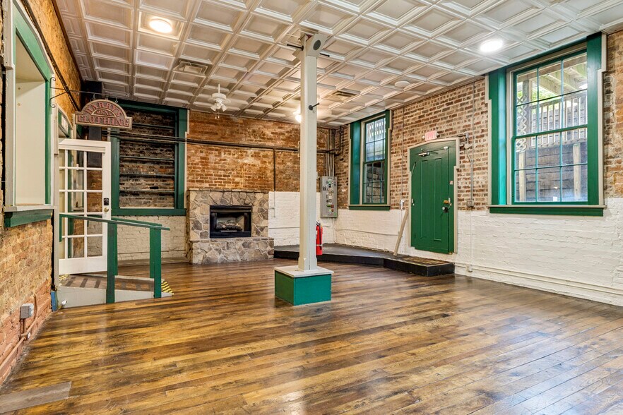 More Photos Of 107 E Main St, Jonesborough Storefront For Sale