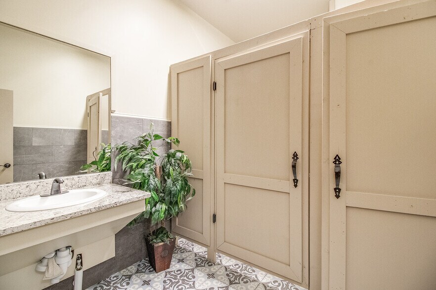 More Photos Of 21 E Athens St, Winder General Retail For Sale