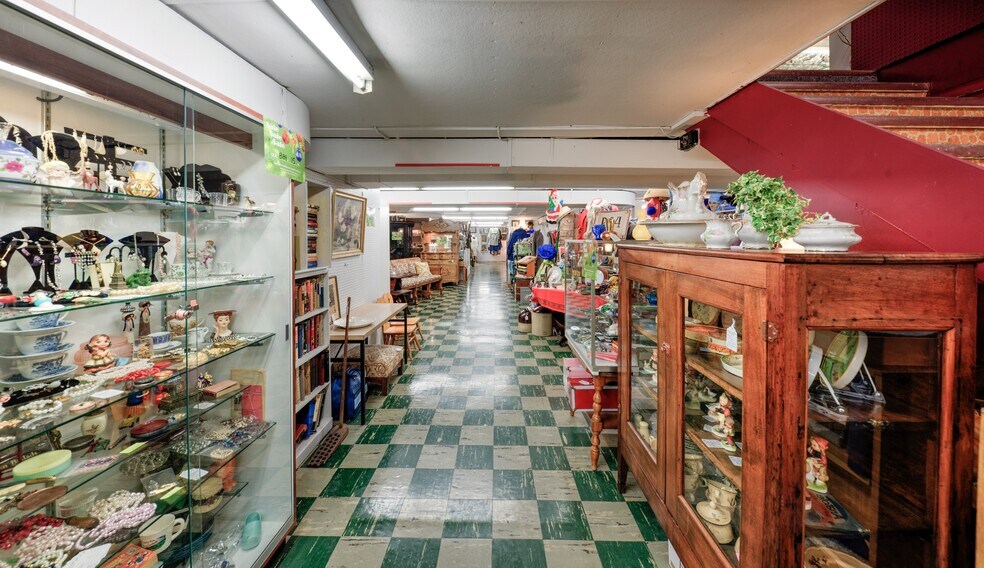 More Photos Of 890 Lake Ave, Woodstock General Retail For Sale