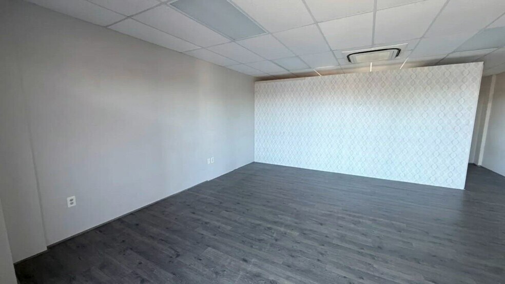 Primary Photo Of 74-5035 Queen Kaahumanu Hwy, Kailua Kona Storefront Retail Office For Lease