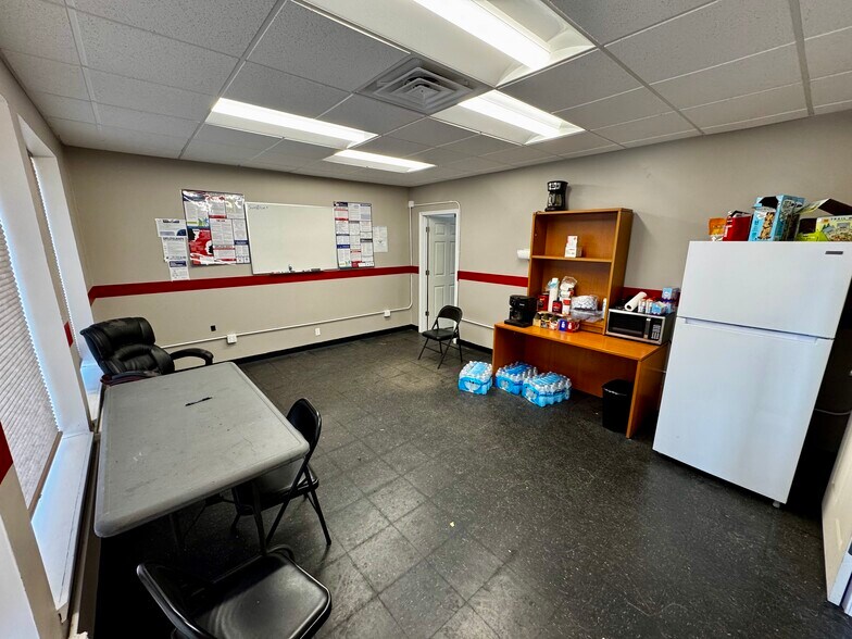 More Photos Of 1600 S Noland Rd, Independence Light Distribution For Lease