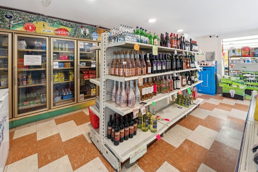 More Photos Of 117 Clinton St, Shrewsbury Freestanding For Sale