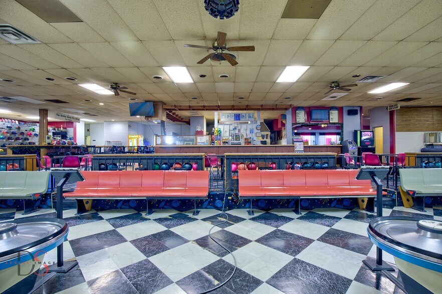 More Photos Of 2414 IL-23, Streator Flex For Sale