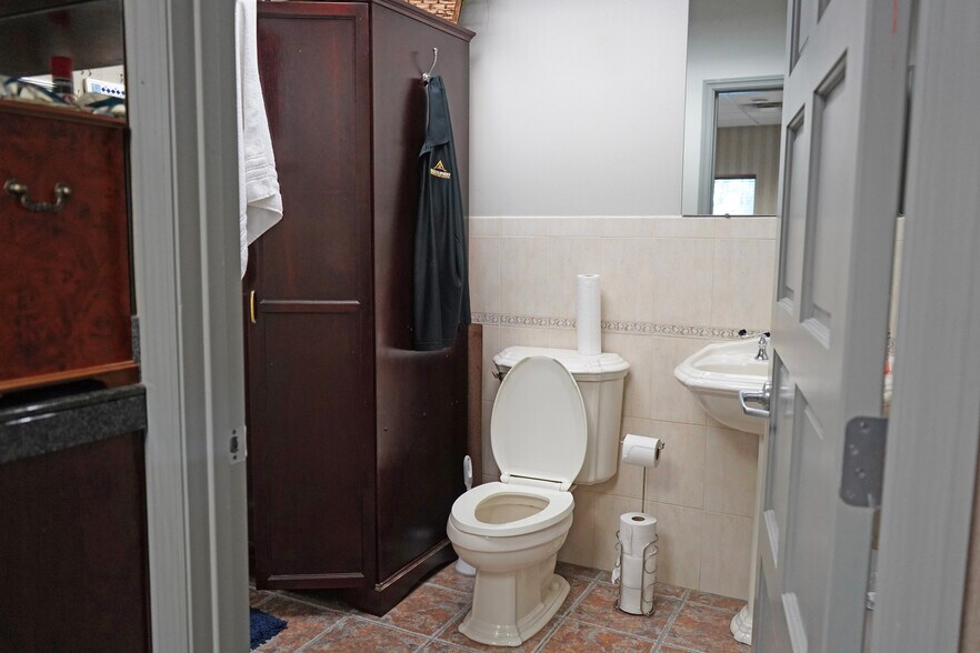 More Photos Of 483 Montgomery Rd, Altamonte Springs Office For Sale