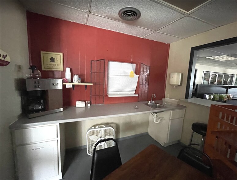 More Photos Of 510 E Main St, Atlanta Convenience Store For Sale