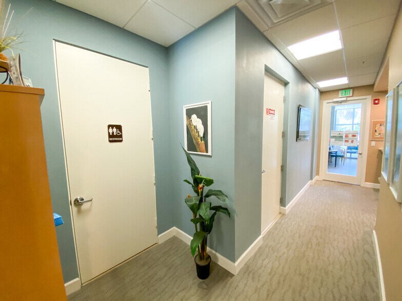 More Photos Of 2068 Hawthorne St, Sarasota Medical For Lease
