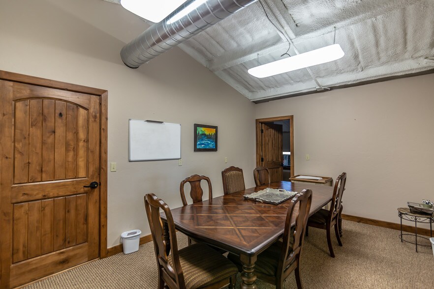 More Photos Of 1520 E Eagle Rd, Weatherford Light Manufacturing For Sale