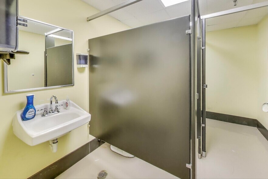 More Photos Of 675 W Golf Rd, Hoffman Estates Storefront For Lease