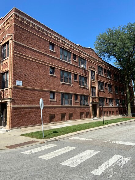 More Photos Of 4832 W Montrose Ave, Chicago Apartments For Sale