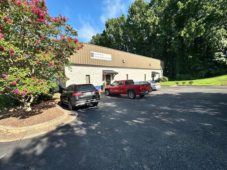 More Photos Of 1385 Weber Industrial Dr, Cumming Distribution For Lease