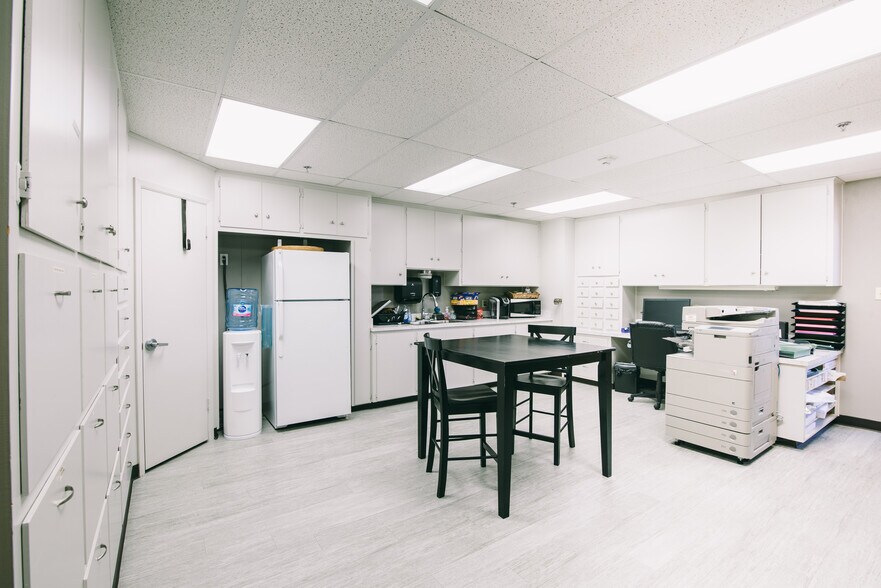 More Photos Of 401 Bolivar St, Denton Office For Sale
