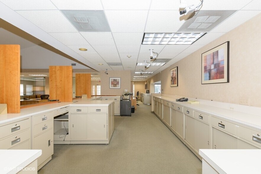 More Photos Of 275 S Roselle Rd, Schaumburg Bank For Sale