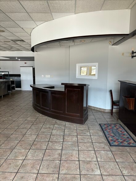 More Photos Of 210 N Lewis Ave, Oglesby Restaurant For Lease