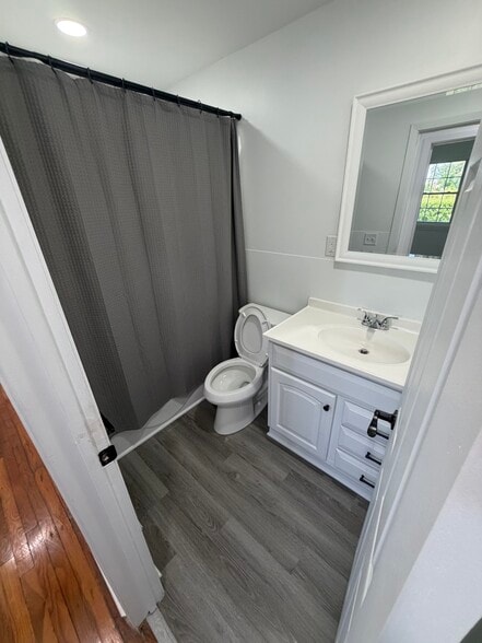 More Photos Of 911 Locust Dr, Richmond Flex For Sale
