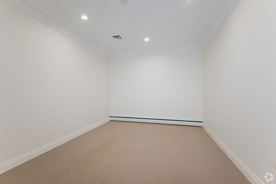 More Photos Of 340 Saskatoon St, London Showroom For Lease