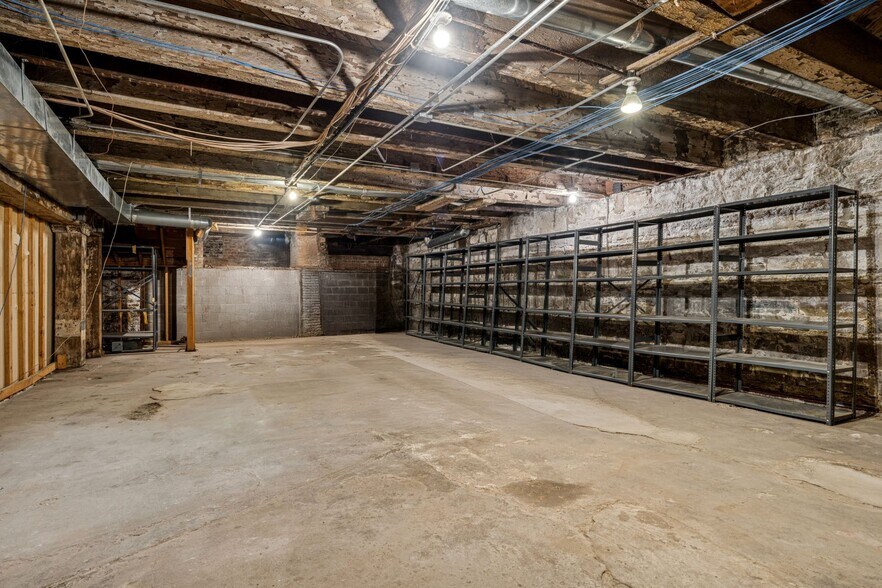 More Photos Of 942-944 W Huron St, Chicago General Retail For Sale