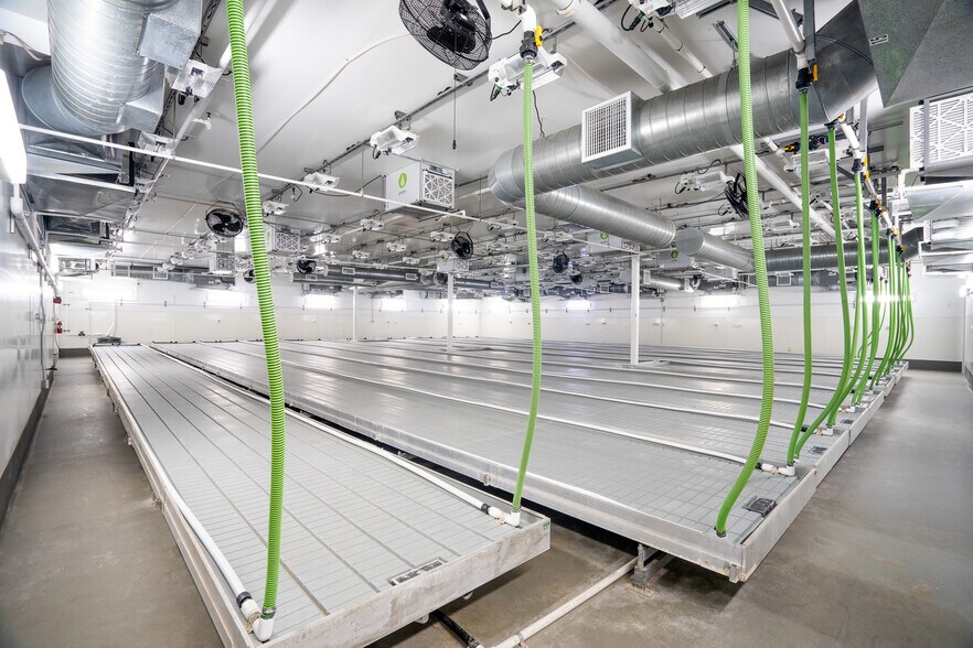 More Photos Of 19533 McLane St, Palm Springs Distribution For Sale