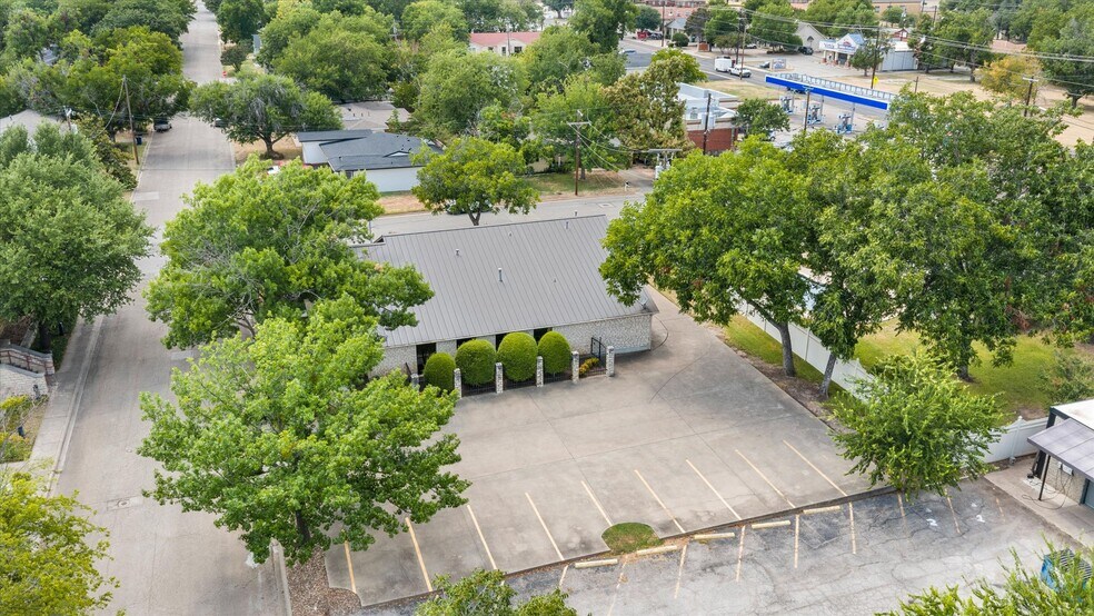 More Photos Of 310 W Bluff St, Granbury Office For Sale