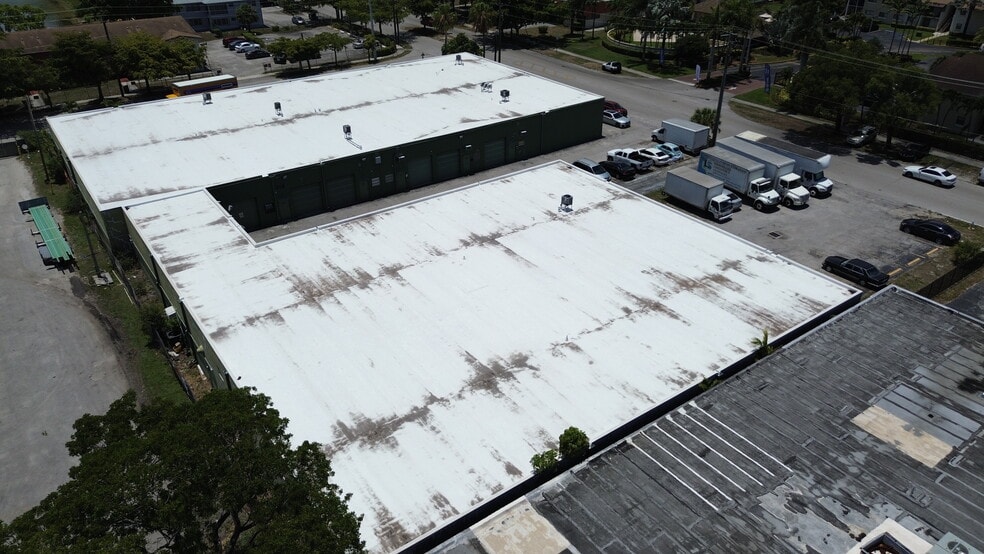 More Photos Of 350-382 NE 191st St, Miami Warehouse For Lease