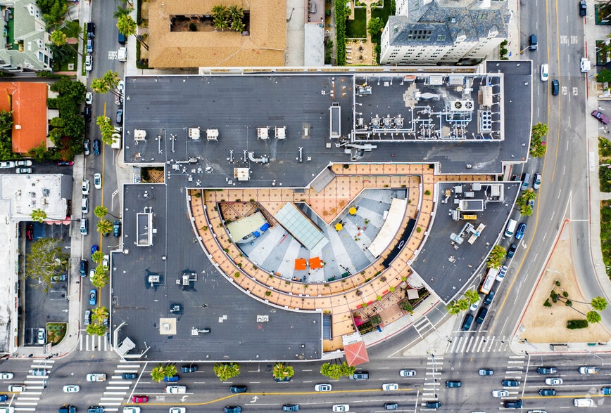 More Photos Of 8000 W Sunset Blvd, West Hollywood Restaurant For Lease