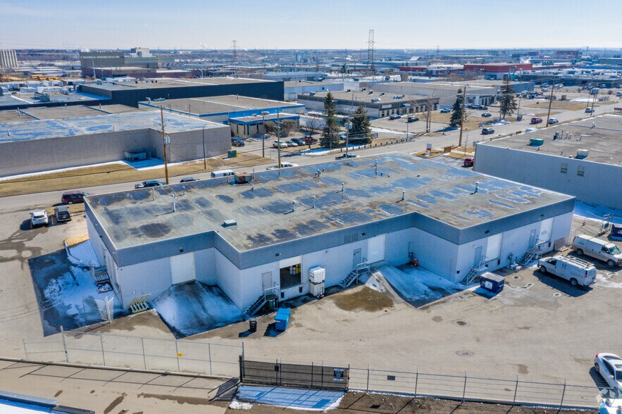 More Photos Of 3201-3209 9th St SE, Calgary Showroom For Lease