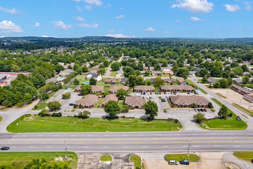 More Photos Of 3291 S Thompson St, Springdale Unknown For Lease