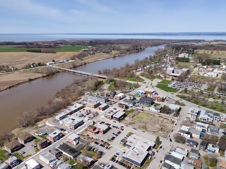 More Photos Of 200 Pl Du 21-Mars, Nicolet Department Store For Sale