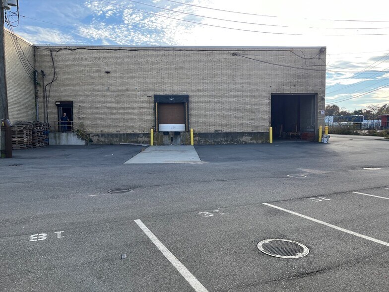 Primary Photo Of 1966 Broadhollow Rd, Farmingdale Distribution For Lease