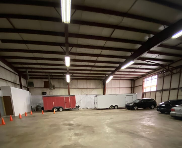 More Photos Of 3850 Capital City Blvd, Lansing Airplane Hangar For Lease