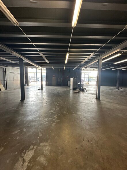 More Photos Of 5708 N Shepherd Dr, Houston Unknown For Lease