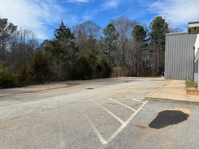 More Photos Of 264 Neely Ferry Rd, Simpsonville Light Distribution For Sale